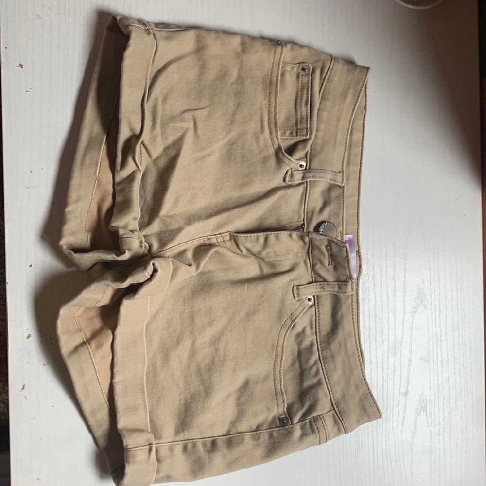 Tan shorts🤎